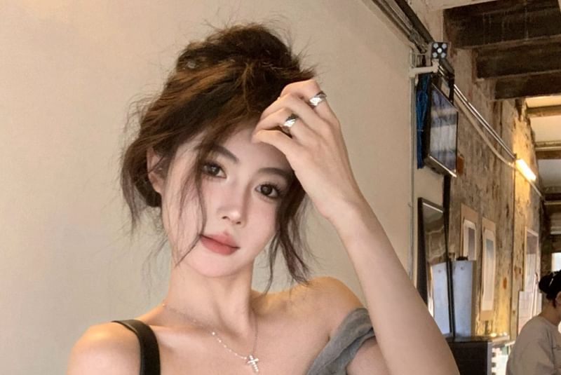 Plain T-Shirt Shoulder Twist Off