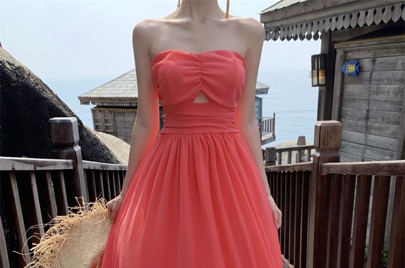 Robe longue à volants et découpes unies