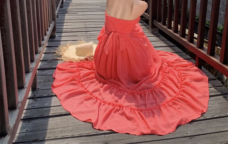 Robe longue à volants et découpes unies