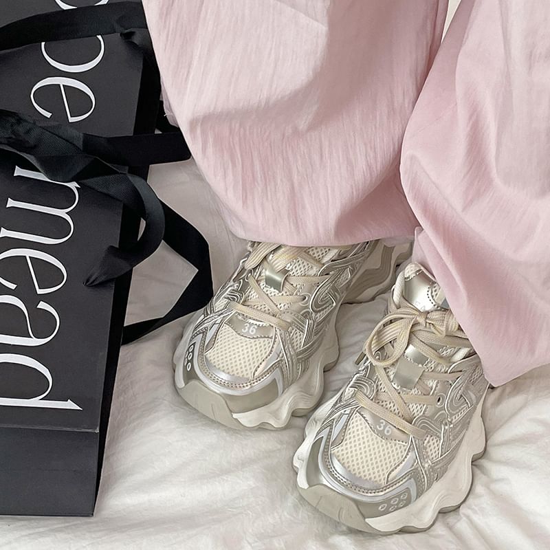 Dentelle à bordure contrastante