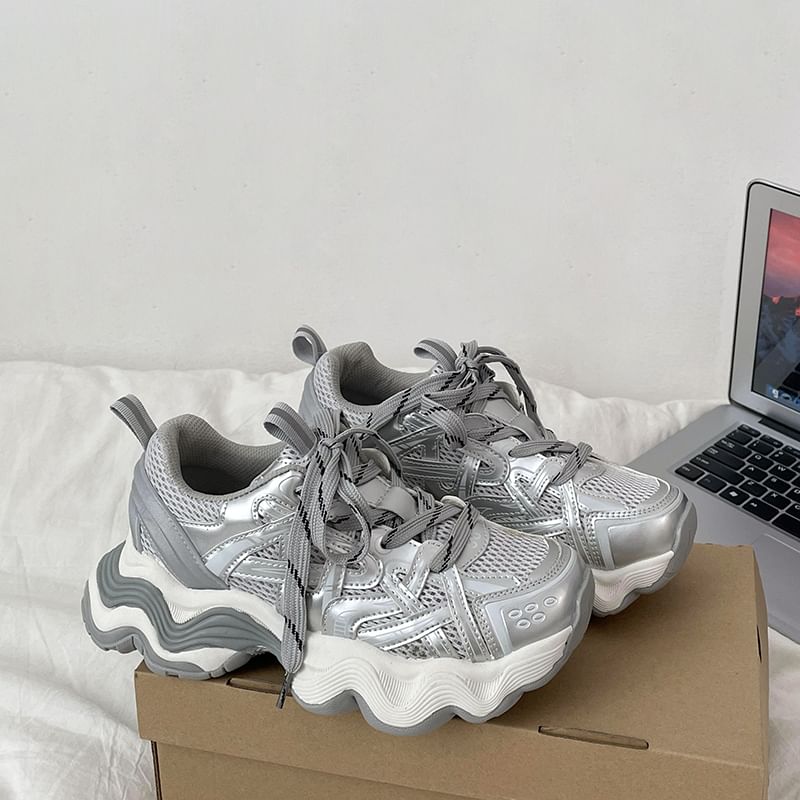 Dentelle à bordure contrastante