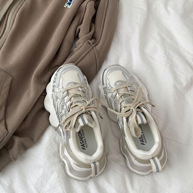 Dentelle à bordure contrastante