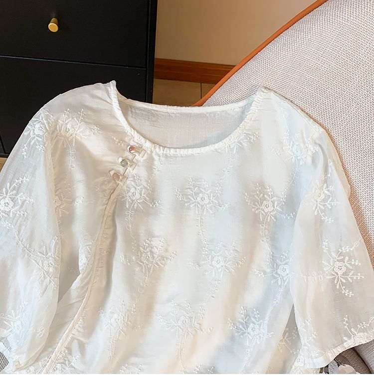 Short-Sleeve Flower Embroidered Blouse