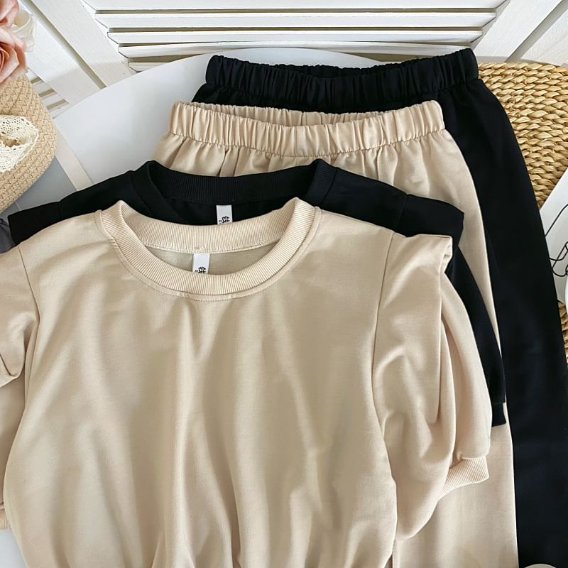 Set: Kurzärmliges Crop-T-Shirt mit Rundhalsausschnitt + Hose mit weitem Bein und elastischer Taille