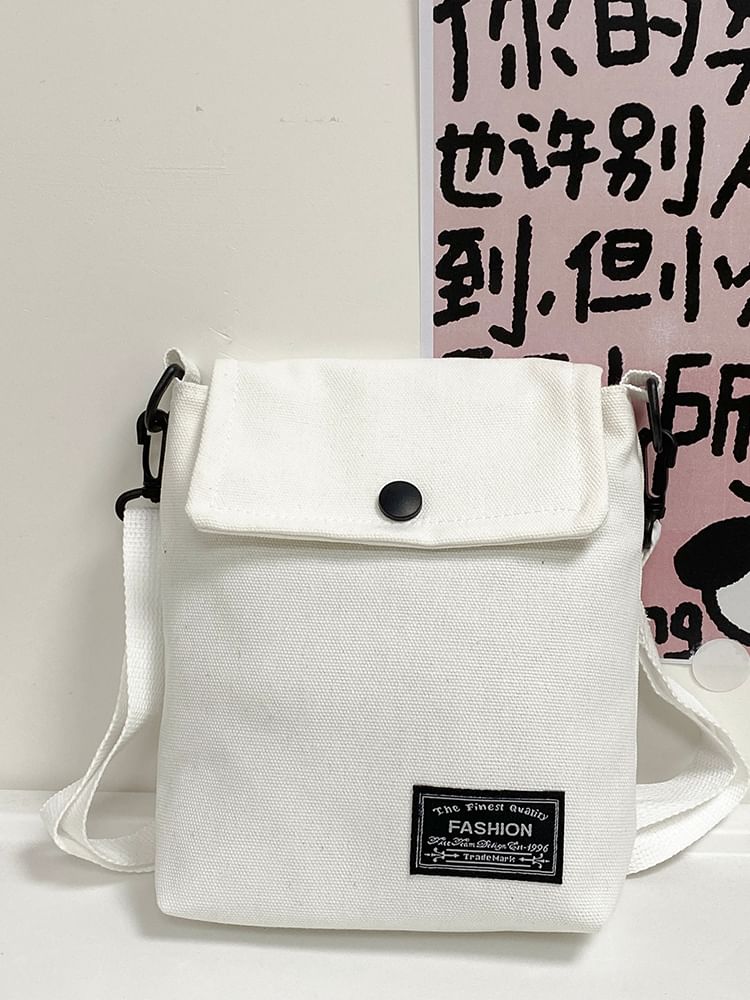 Umhängetasche aus Canvas mit Klappe und Schriftzug