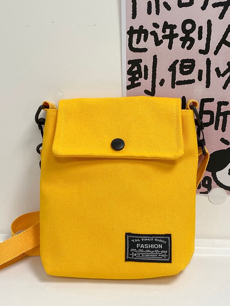 Umhängetasche aus Canvas mit Klappe und Schriftzug