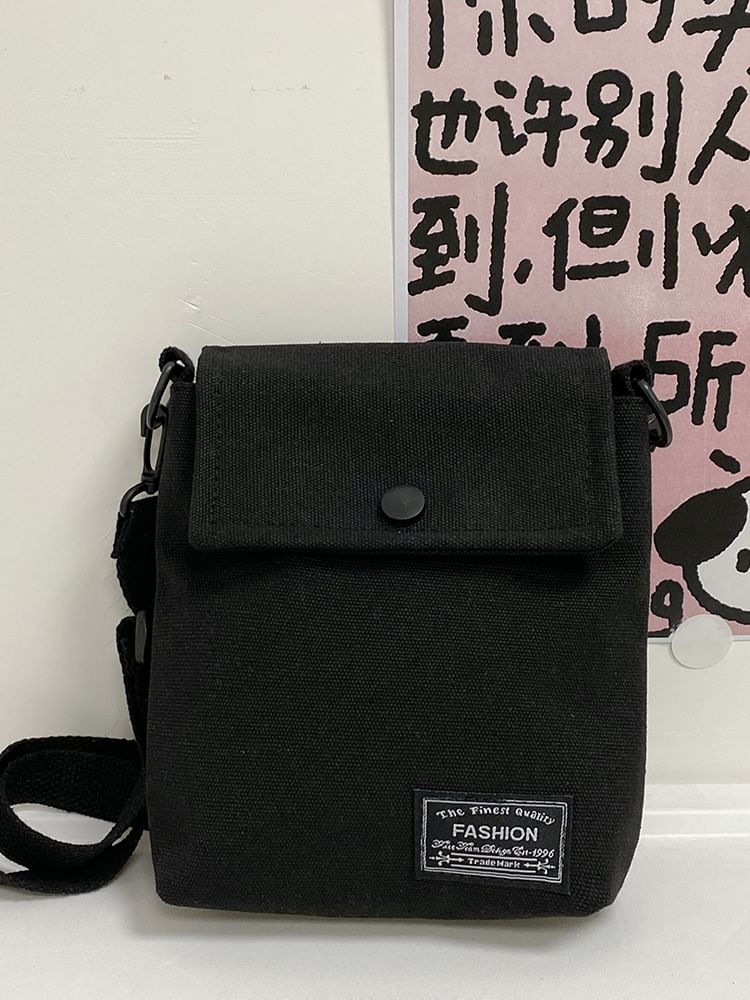 Umhängetasche aus Canvas mit Klappe und Schriftzug