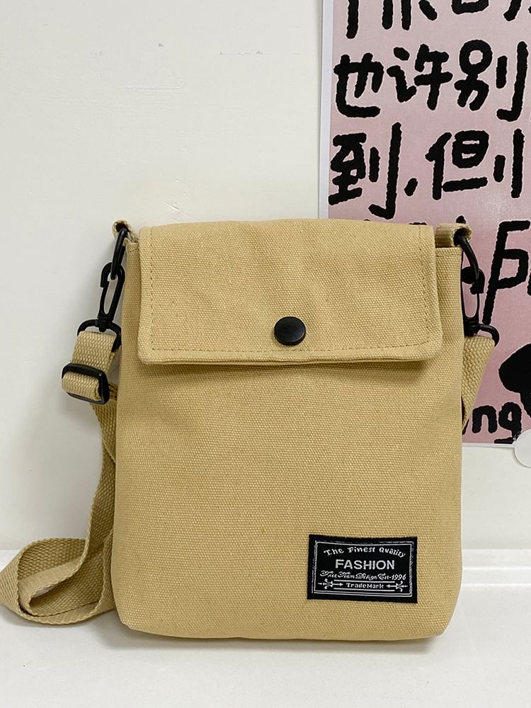 Umhängetasche aus Canvas mit Klappe und Schriftzug