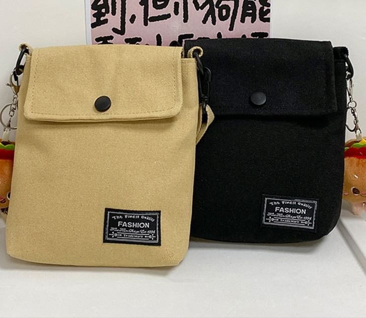 Umhängetasche aus Canvas mit Klappe und Schriftzug