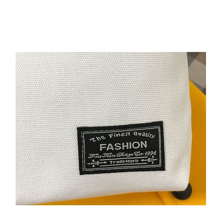 Umhängetasche aus Canvas mit Klappe und Schriftzug