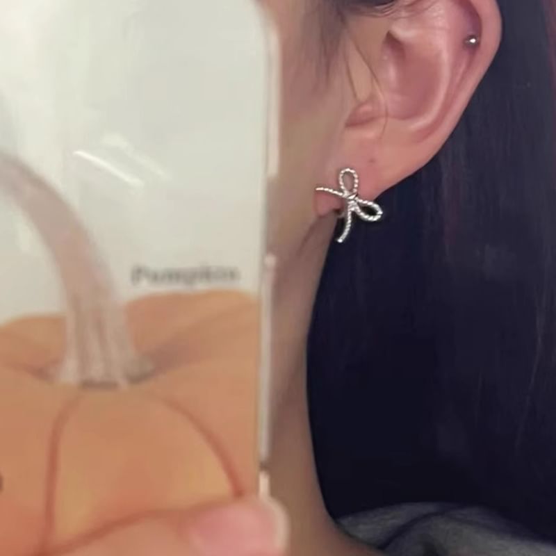 Stud Ribbon Ear