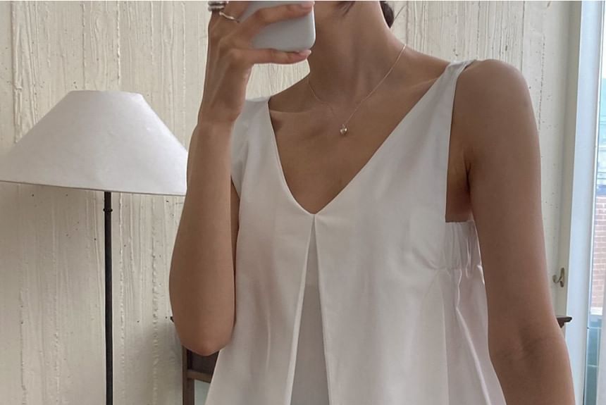 Sleeveless V-Neck Plain Flowy Blouse