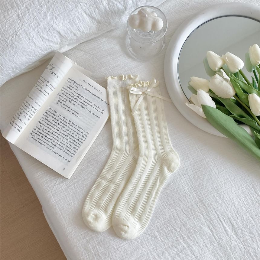 Einfarbige Socken mit Schleife