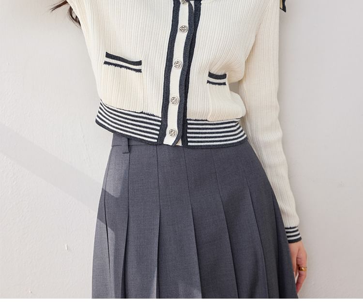 Gestreifte Strickjacke mit Matrosenkragen
