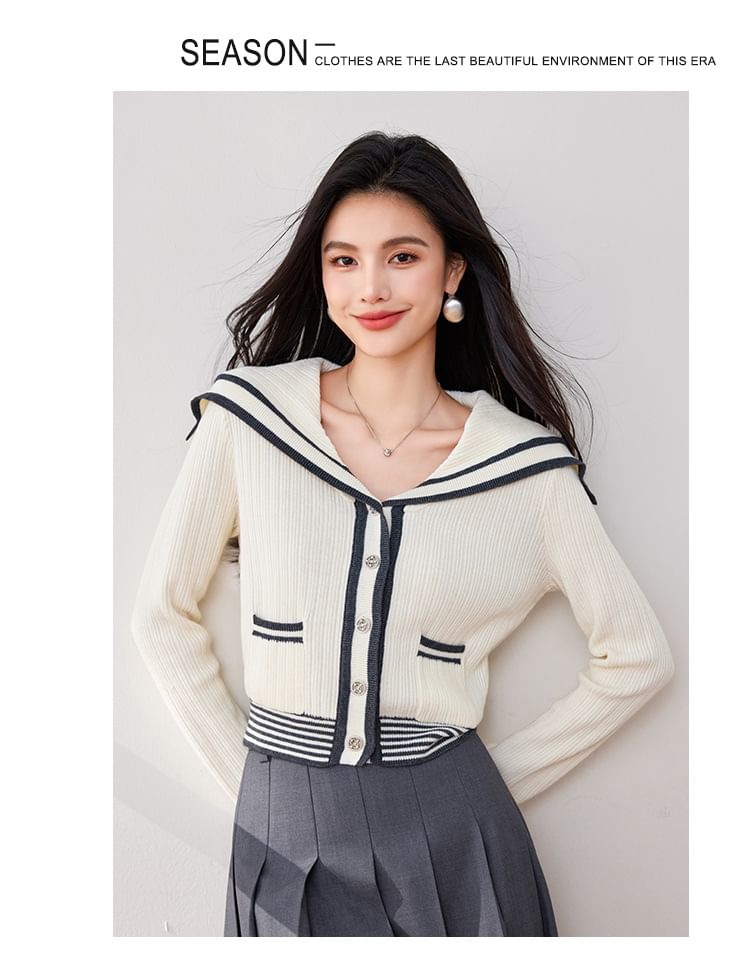 Gestreifte Strickjacke mit Matrosenkragen
