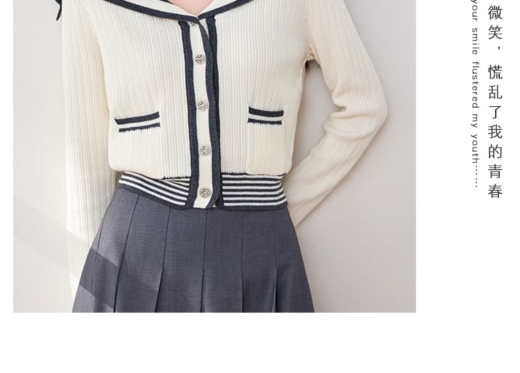 Gestreifte Strickjacke mit Matrosenkragen