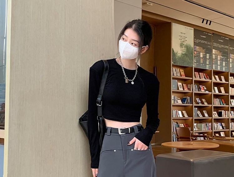 Hochgeschnittene, schlichte Hose mit weitem Bein