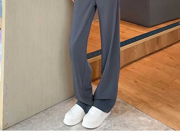 Hochgeschnittene, schlichte Hose mit weitem Bein