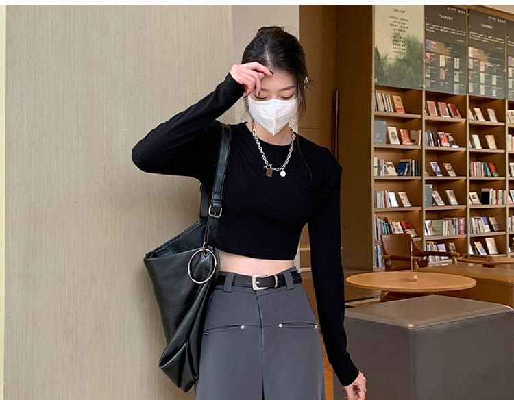 Hochgeschnittene, schlichte Hose mit weitem Bein