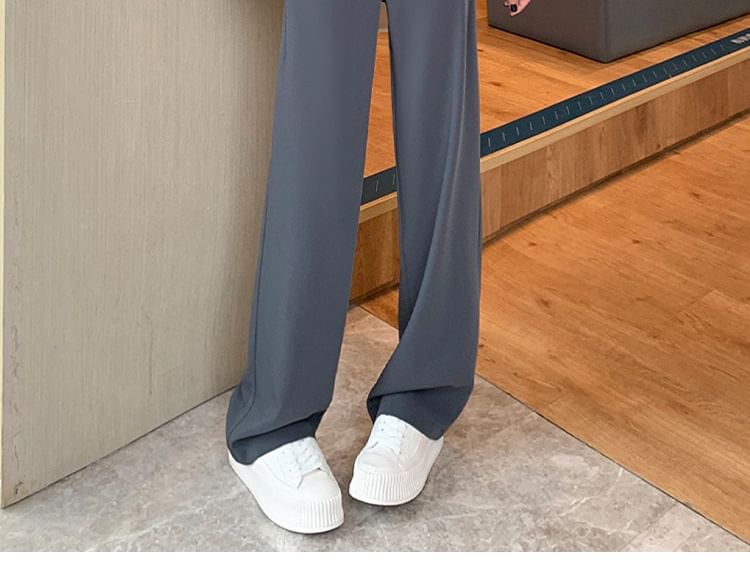 Hochgeschnittene, schlichte Hose mit weitem Bein