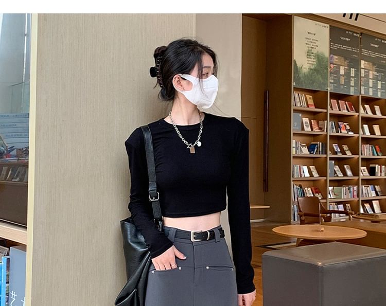 Hochgeschnittene, schlichte Hose mit weitem Bein