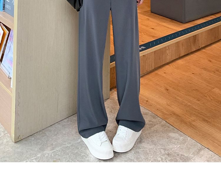 Hochgeschnittene, schlichte Hose mit weitem Bein