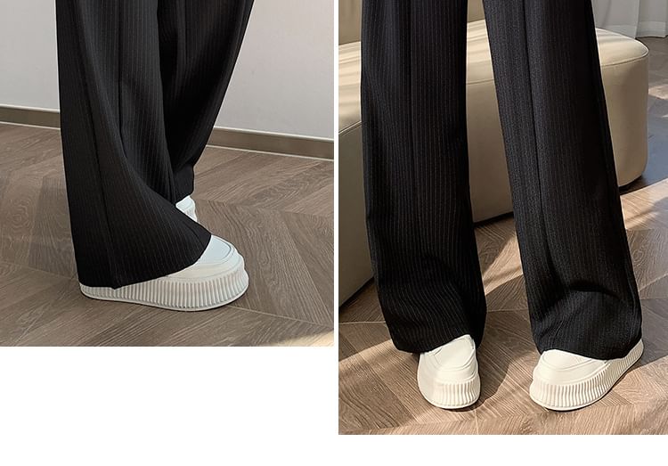 Gestreifte Anzughose mit weitem Bein und hoher Taille