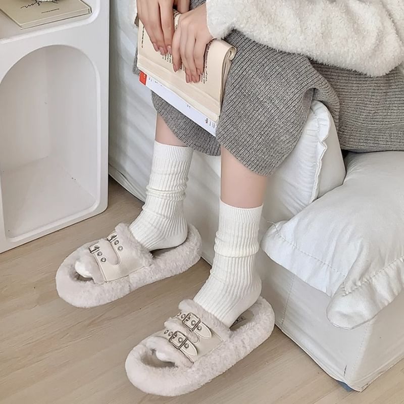 Einfarbige gerippte Socken