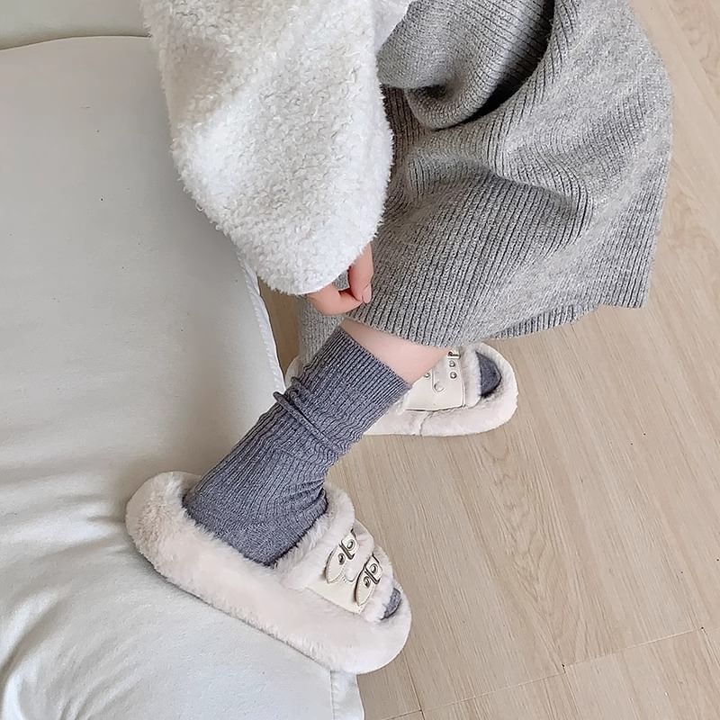 Einfarbige gerippte Socken