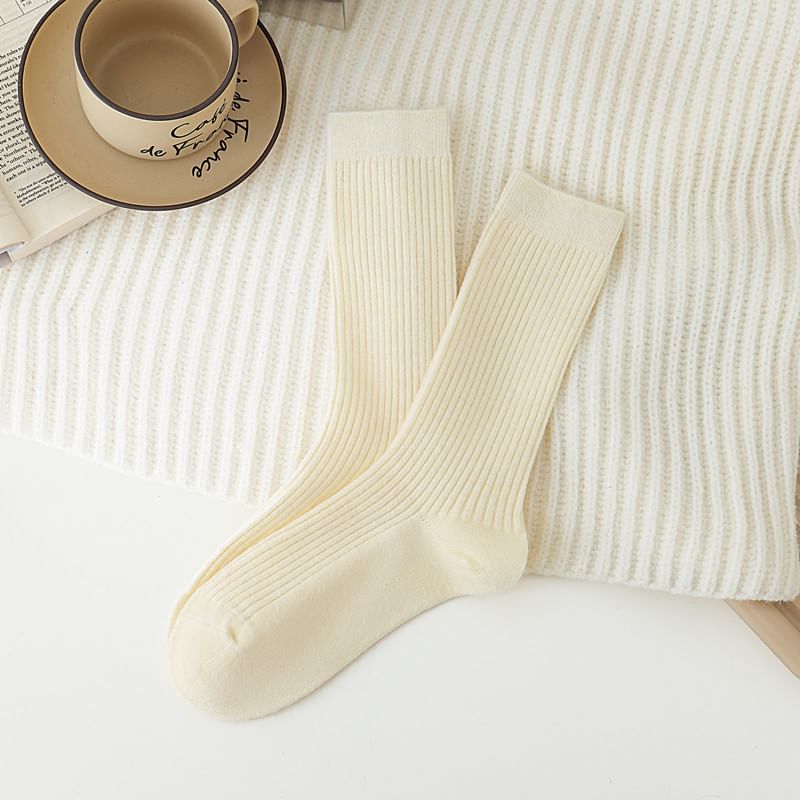 Einfarbige gerippte Socken