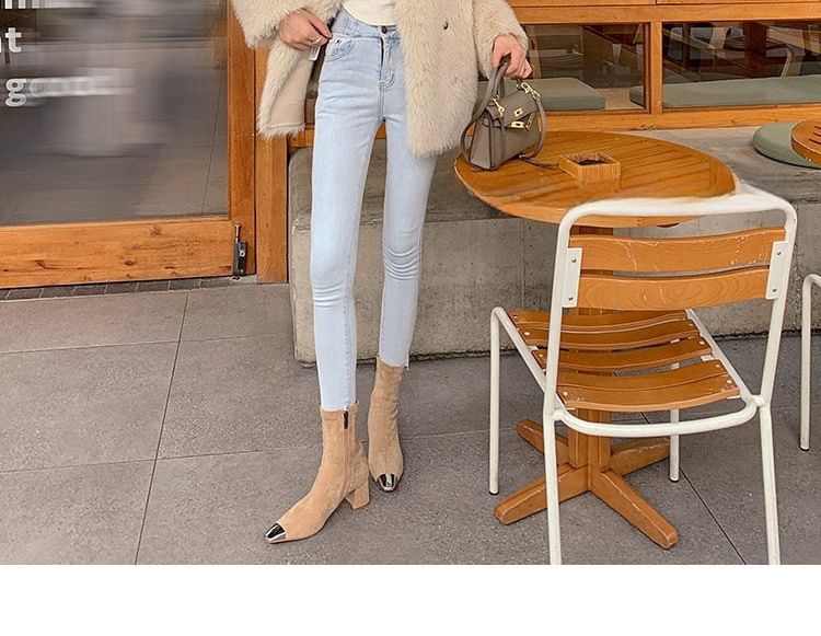 Plain Detail Short Metal Heel Block Boots