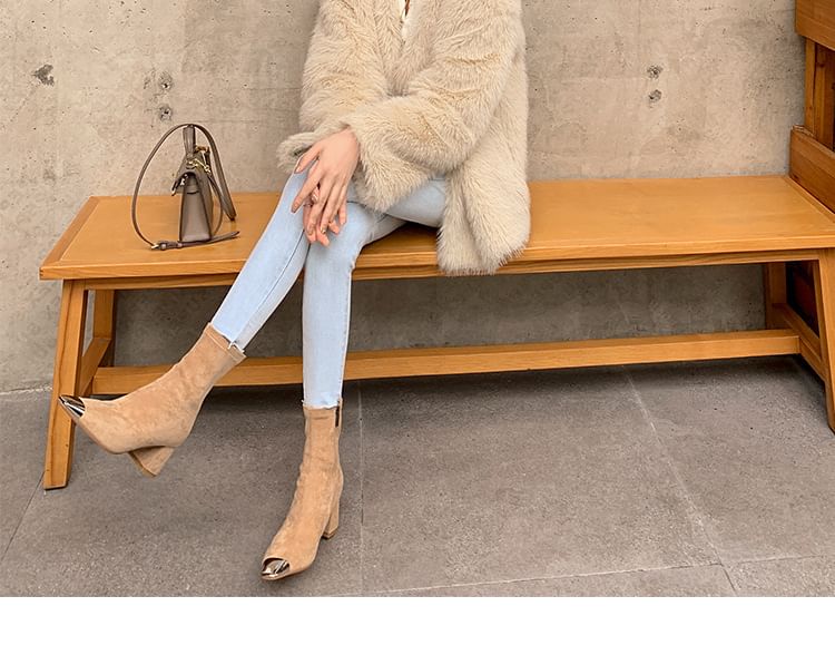 Plain Detail Short Metal Heel Block Boots