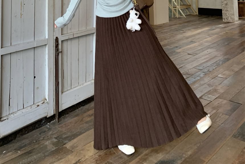 Long-Sleeve Cowl Neck Plain Tee / High Rise Accordion Pleated Maxi A-Line Skirt