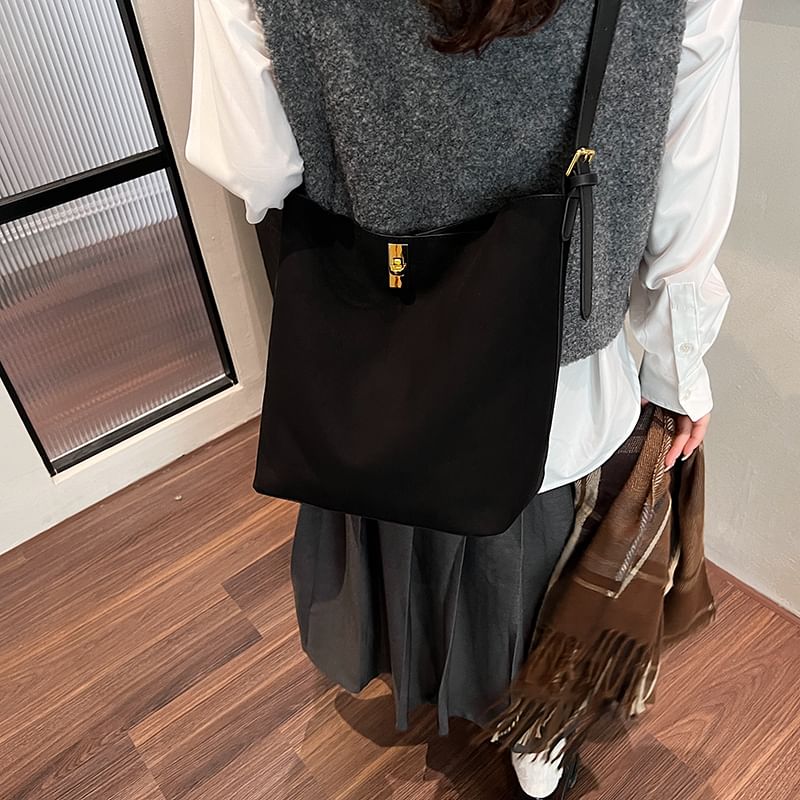 Plain Bucket Bag With Pouch