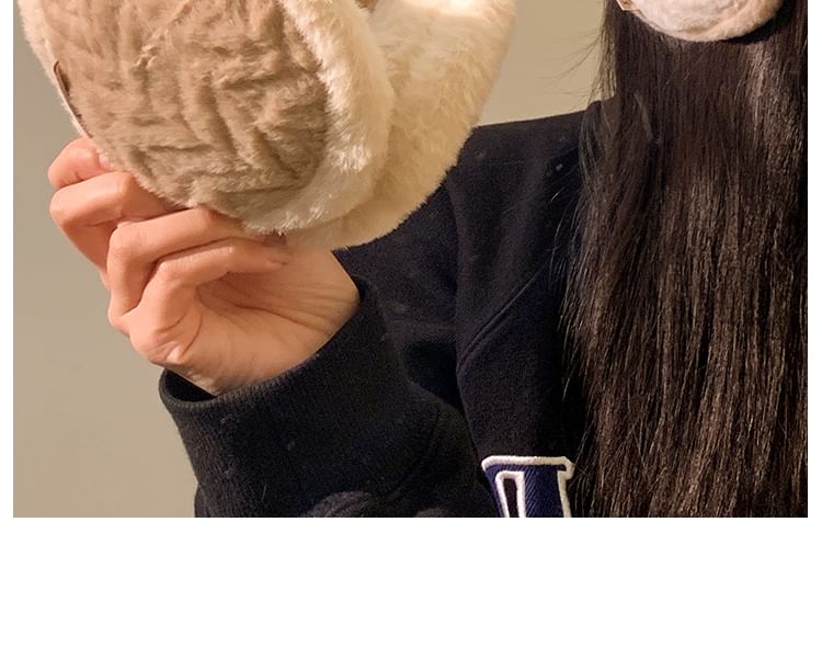 Fluffy Earmuffs Trim Contrast