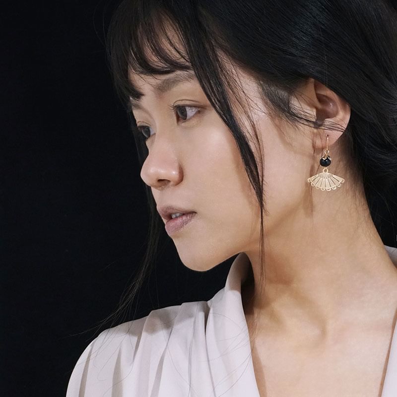 On / Earring Drop Clip Asymmetrical Fan