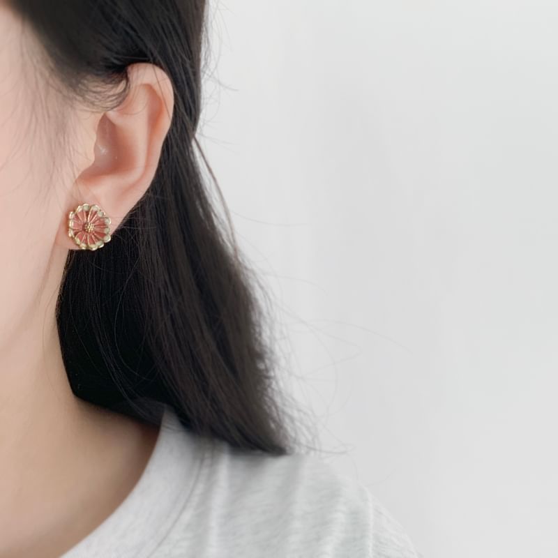 Enamel Stud Asymmetrical Bee Flower / On Clip Earring