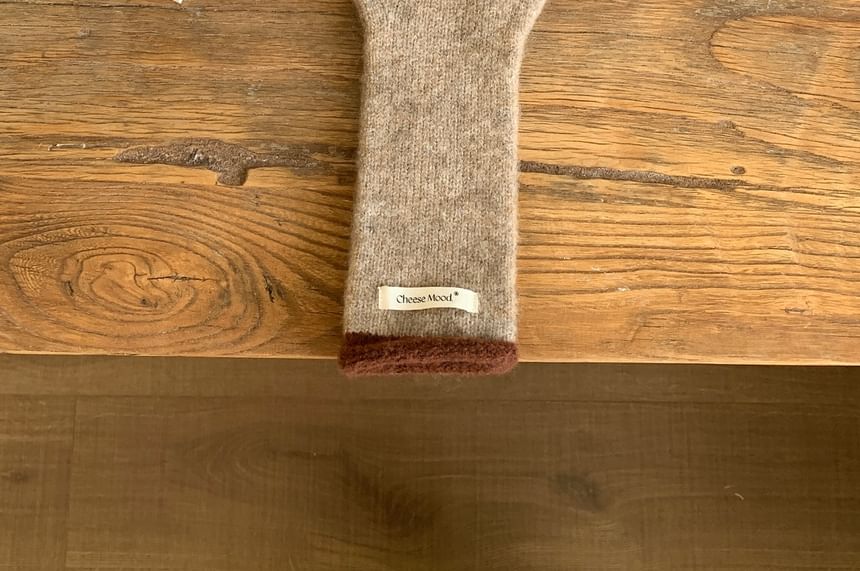 Contrast Applique Gloves Trim Knit