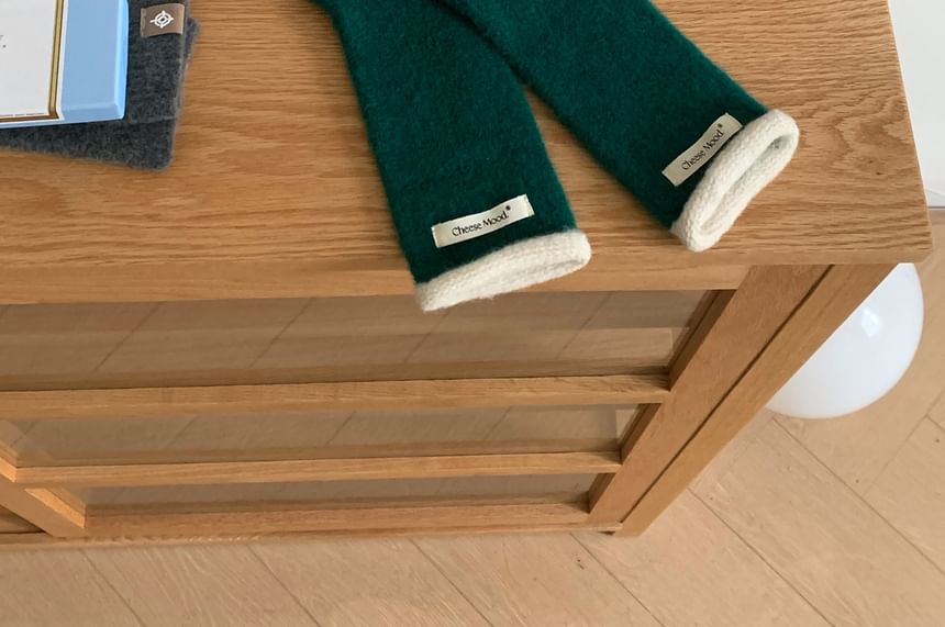 Contrast Applique Gloves Trim Knit