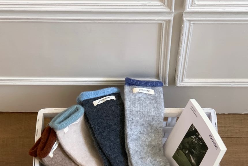 Contrast Applique Gloves Trim Knit