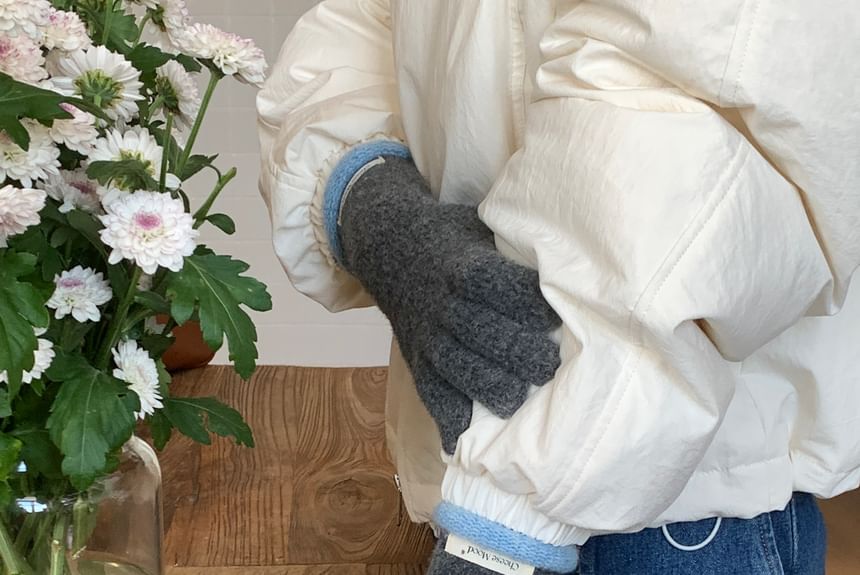 Contrast Applique Gloves Trim Knit