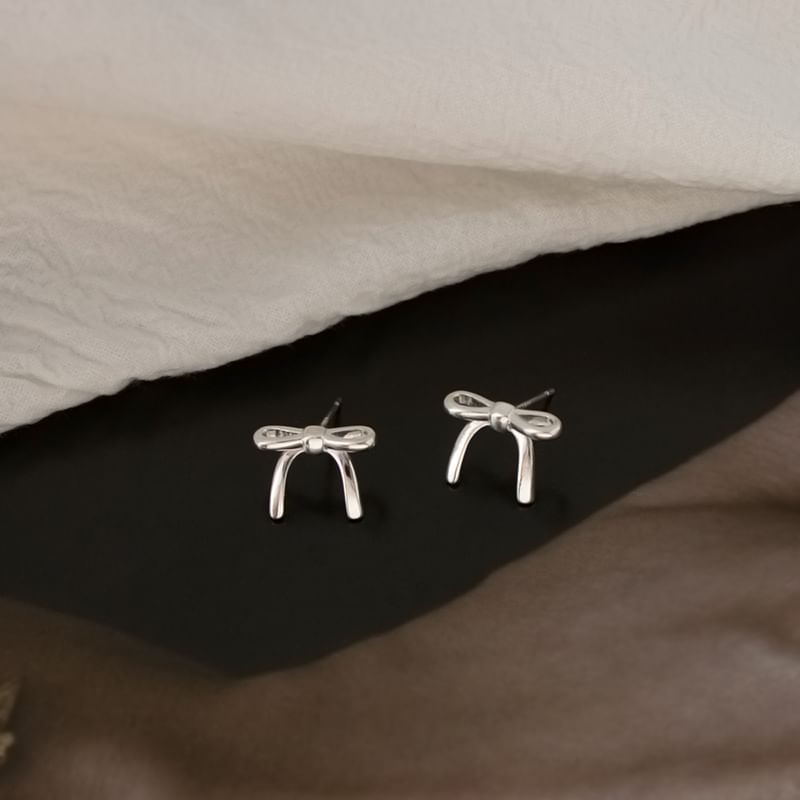 / Stud Clip Earring On Bow
