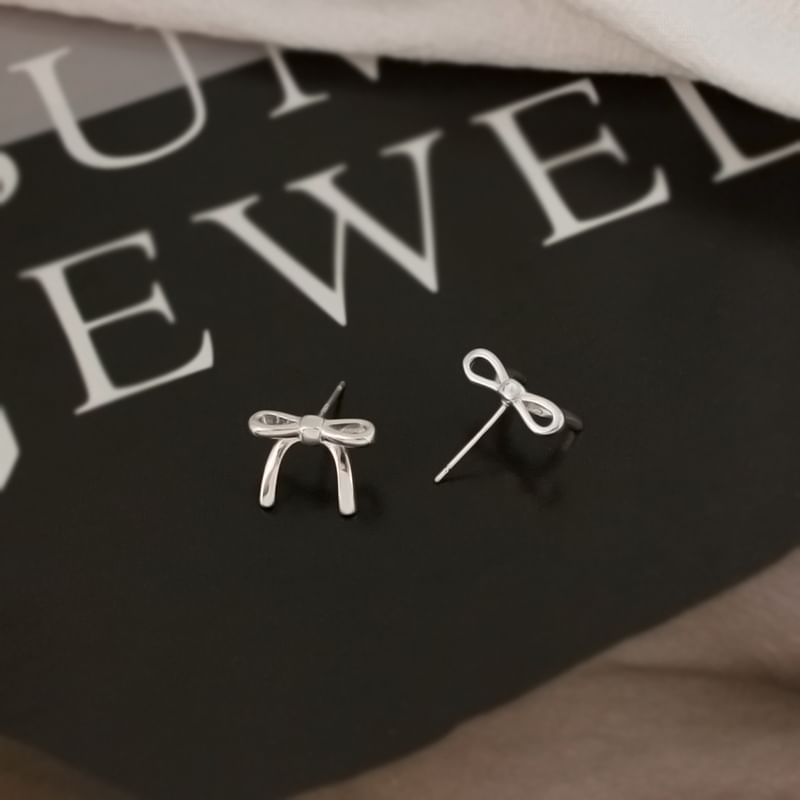 / Stud Clip Earring On Bow