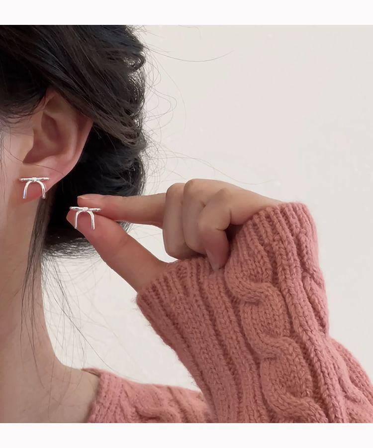 / Stud Clip Earring On Bow