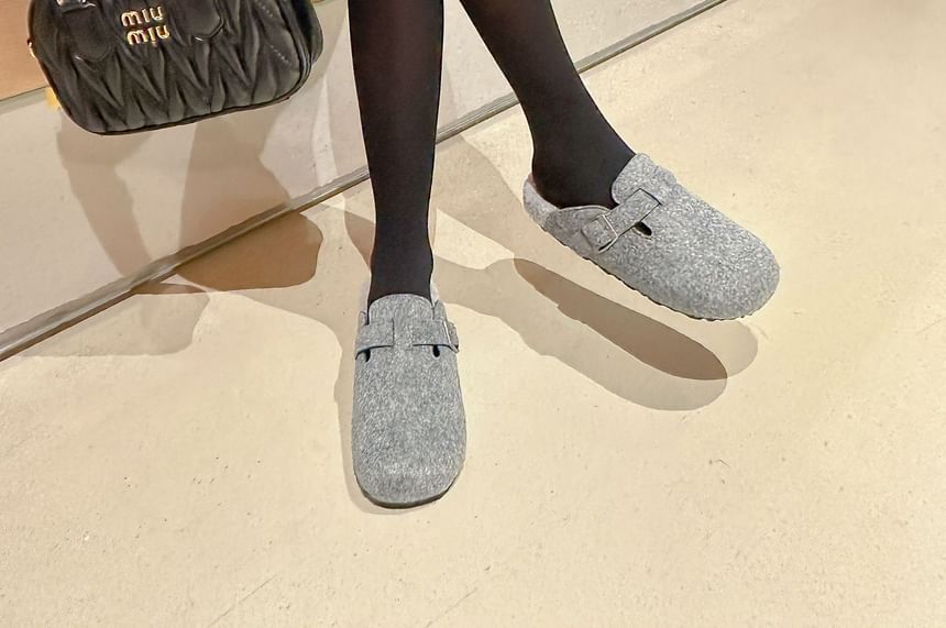 Mules Buckled / Slip-Ons