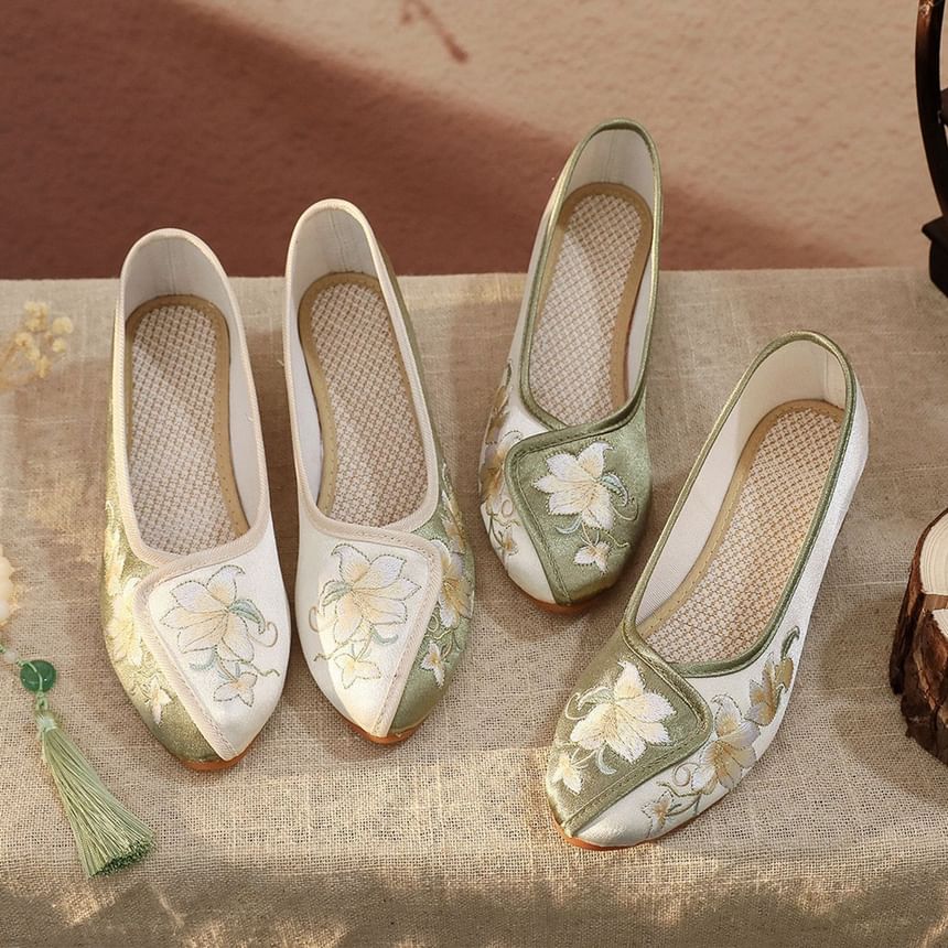 Panel Embroidered Floral Pumps