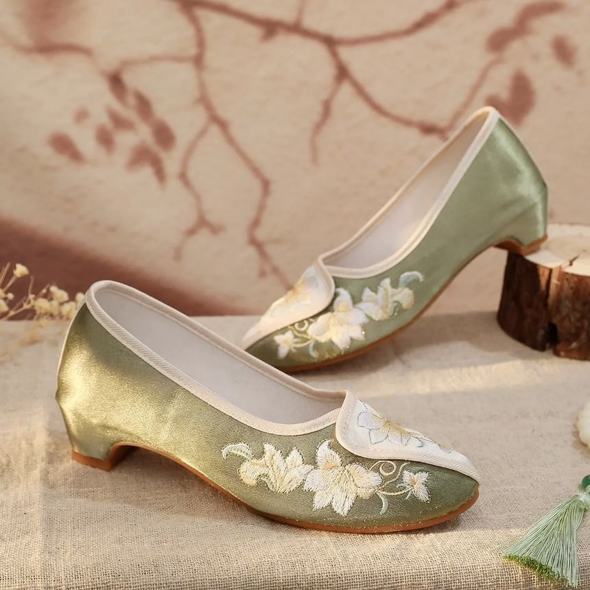 Panel Embroidered Floral Pumps