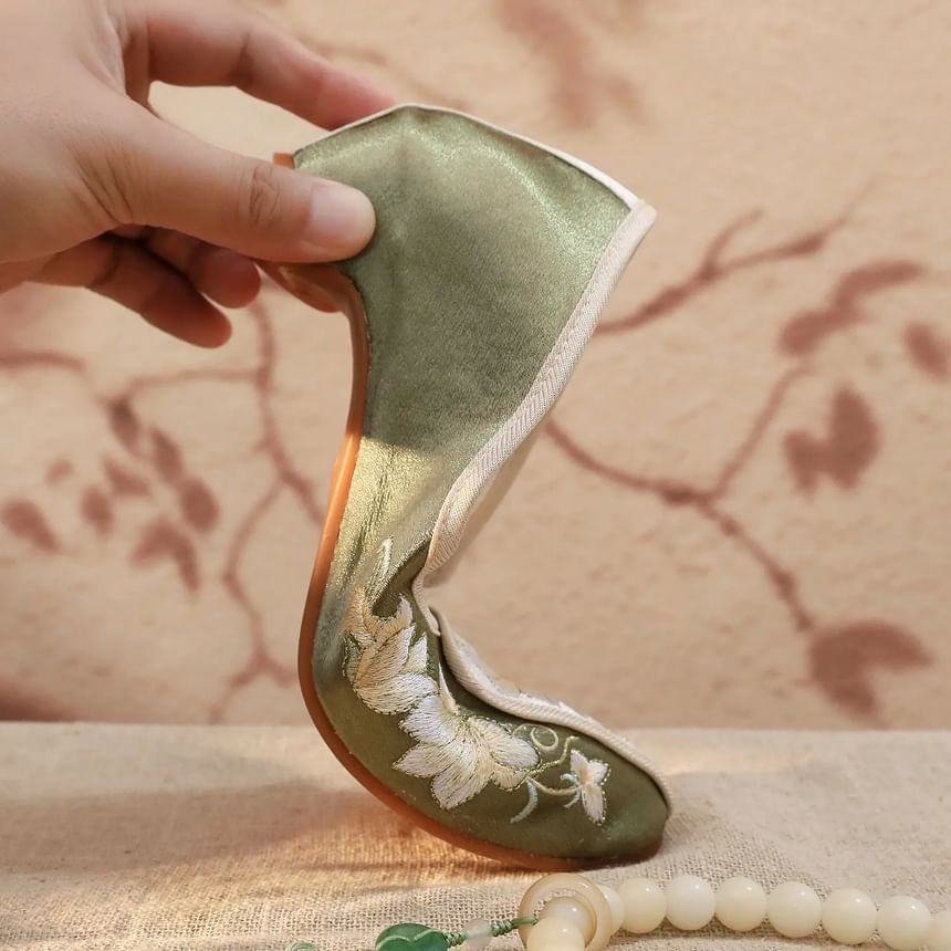 Panel Embroidered Floral Pumps