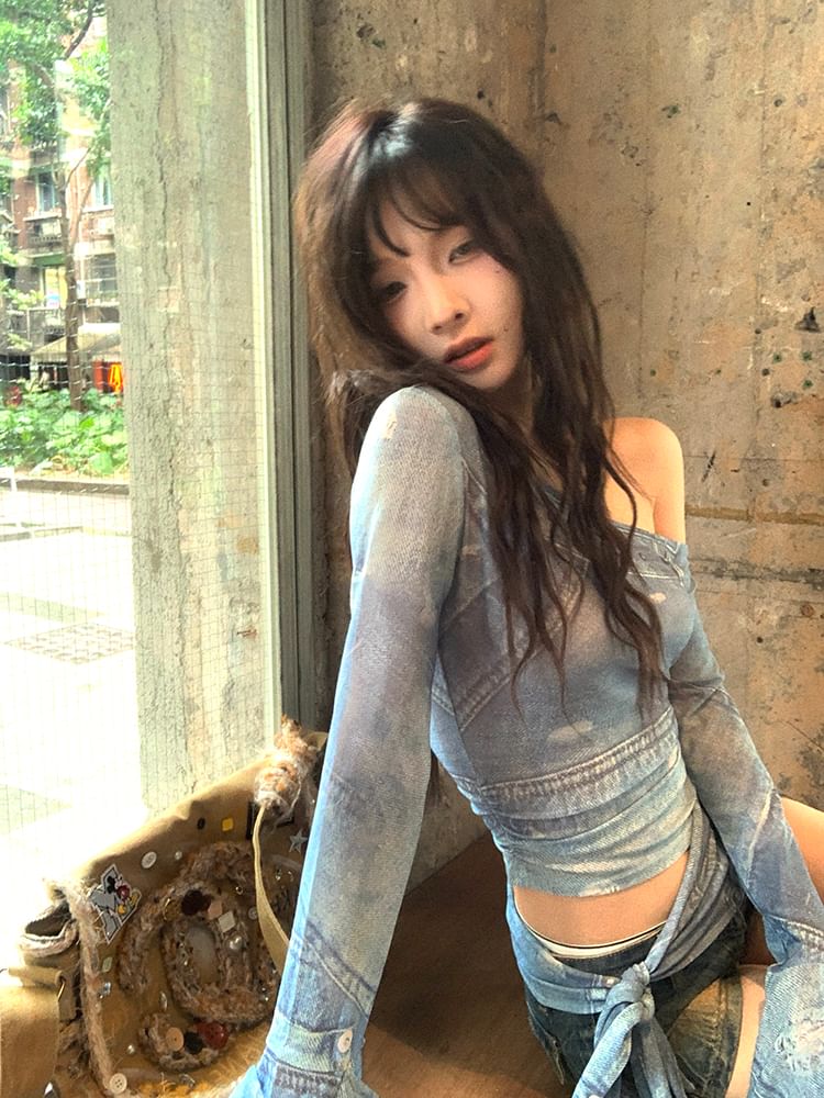 Long-Sleeve Print Tee Slim Neck Asymmetrical Crop Fit