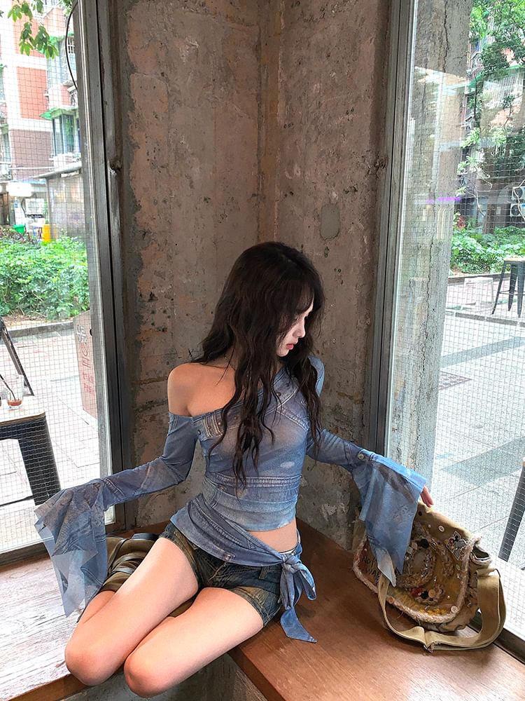 Long-Sleeve Print Tee Slim Neck Asymmetrical Crop Fit